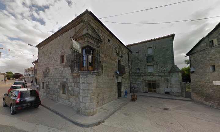 Edificio del restaurante Casa de los Tiros en Sotopalacios