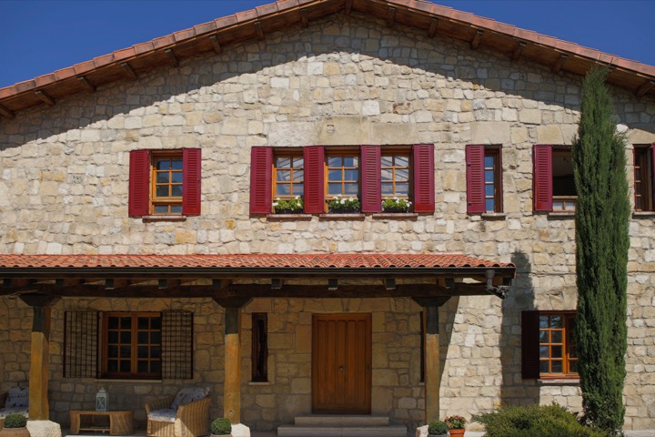 Fachada de piedra de la casa rural Villa Encidna